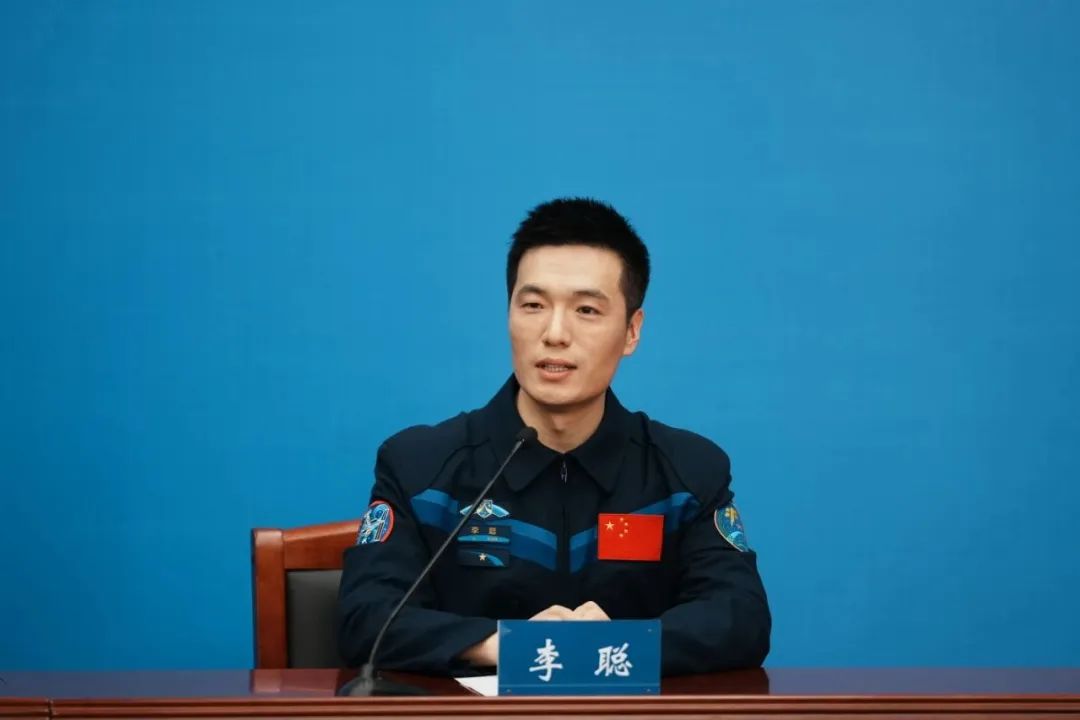 “80后”乘组返回后首次亮相 用“丝滑”评价这次任务